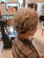 ウィービーパセリ atre川越店(WE BE PARSLEY)&nbsp;シルバーグレーのパーマ