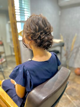 ベルトオブヴィーナス(Belt of venus) ☆大人気☆パーティーからカジュアルまで☆下めシニヨンアレンジ