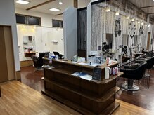 ノワール NOIRの雰囲気（木目調の落ち着いた店内♪  [白髪染め/インナーカラー/髪質改善]）