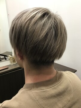 髪や充 マッシュ、ホワイトベージュ