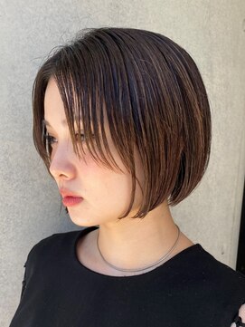 セル(CELL) チョコレートカラー　ショートボブ　センターパート イメチェン