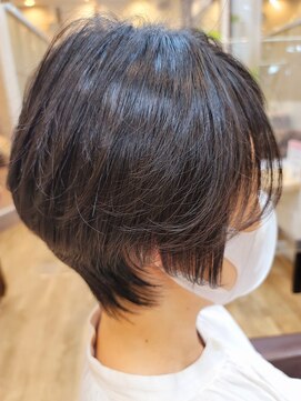 ヘアーズビースリー ポートサイド 大人くびれショート 襟足長め 30代40代50代