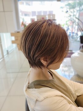 ロハスバイケンジ(LOHAS by KENJE) 小田急相模原で叶う白髪ぼかしハイライト×大人ショートボブ