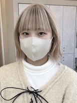 アム(am)&nbsp;グレージュ切りっぱなしボブ前髪ありミニボブミルクティベージュ