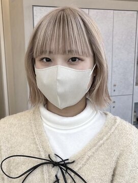 アム(am) グレージュ切りっぱなしボブ前髪ありミニボブミルクティベージュ