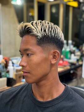 ビンゴ(BINGO) 2210黒髪金メッシュ刈り上げスキンフェードビジネスサイドパート