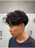 大人の抜け感を演出する、今トレンドのフェザーパーマ