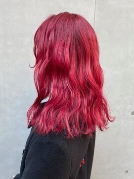 アリーズ シブヤ(ALLYS shibuya) ヴァンパイアレッド 耳かけ ウェーブパーマ 個性的 ピンクカラー