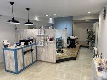 リッシュヘアー(Riche hair)の雰囲気（2席の海の家調の店内）