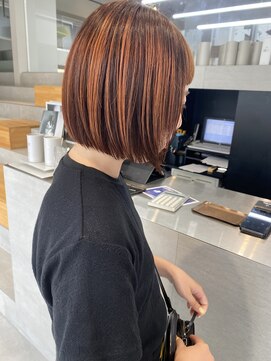 カケル(×.) ミニボブ／オン眉/オレンジ/プレイングカラー