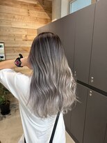 ベイショア(Bay Shore NY) バレイヤージュホワイトグレージュレイヤーカットアッシュ