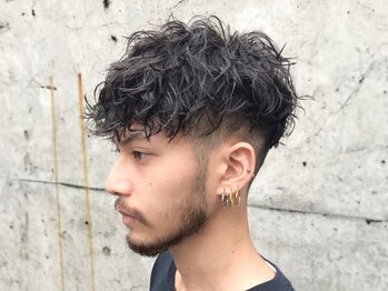 フィフスジングウマエ 原宿(fifth JINGUMAE)の写真/《ひげ》×《ツイストスパイラルパーマ》で大人の色気を感じさせながらも清潔感あるスタイルを演出*[原宿] 