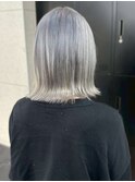 シルバーグレージュ ブリーチカラー 外ハネボブ ハイトーン