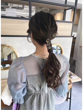 シー(thee) ローポニーアレンジ