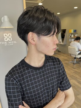 ザメンバイリオス(THE MEN. BY LIOS) センター分けリバースパーマスタイル