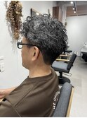 強めカールのグレイヘア