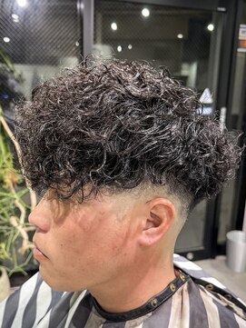 フジヤマ バーバー ショップ(FUJIYAMA BARBER SHOP) スペインカールツーブロックスパイラルパーマスキンフェード