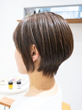 リビュー(re view) 首にそった襟足がやわらかな前下がりボブ