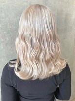 セル(CELL)&nbsp;ホワイトベージュ　セミロング　艶髪ハイトーン