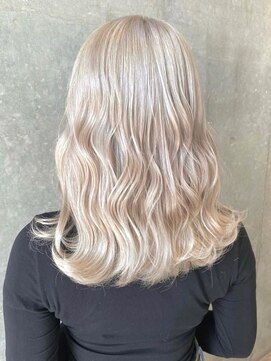 セル(CELL) ホワイトベージュ セミロング 艶髪ハイトーン