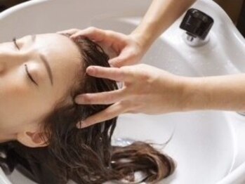 モロ(MORO)の写真/フルフラットになり快適に施術を受けられる夢シャンプー導入◇半個室のシャンプーブースは正に癒しの空間！