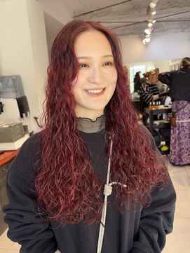 ナループロアツム(Nalu pu loa Tsum) ロングハードパーマ赤髪レッドウェーブパーマ