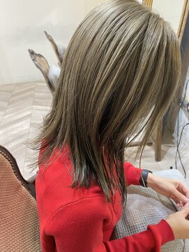 エル(EL by green) (akiko)ホワイトベージュ×ぱっつんヘア