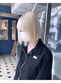 ホワイトブロンド抜きっぱなしブロンド内巻きボブ切りっぱなし
