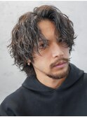 ツイストスパイラルパーマ×センターパートウルフで男らしさ◎