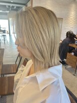 グーム(goom.)&nbsp;ハイトーンホワイトブロンド×韓国風切りっぱなし小顔ボブ