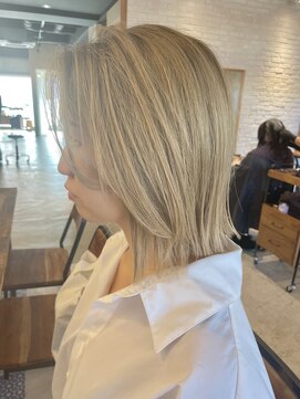 グーム(goom.) ハイトーンホワイトブロンド×韓国風切りっぱなし小顔ボブ