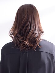 『HIROIN西麻布本店』ひし形フォルムで綺麗に見せるミセスヘア