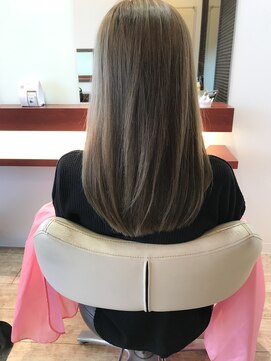 マーリャヘアー(mallia hair) ストレートもかわいいミルクティーベージュ
