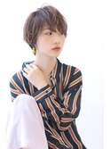 斜めバングショートヘア