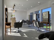 ブルームヘア(BLOOM HAIR)の雰囲気（落ち着いた空間と、四季を眺められる店内作りになってます！）