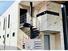 ベルベット(VELVET)の雰囲気(螺旋階段の建物、2階奥の隠れ家サロン)