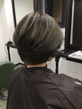 メロウ(Mellow) プラチナアッシュショートボブ