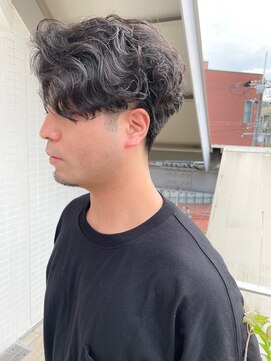 オーシャン(Ocean) ［OCEAN　Hair&Life]センターパート/ウェーブパーマ/フェード