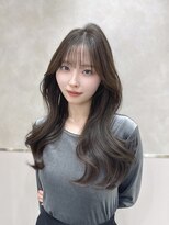 【瀬谷凌人】オリーブカラーのくびれロング