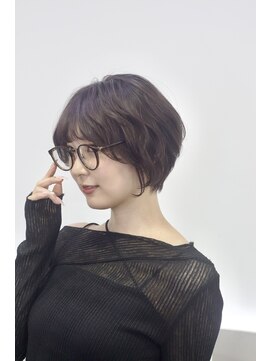 メモリーズ 表参道(Memories) 30代40代50代耳かけショート前髪なしハンサムショート白髪ぼかし
