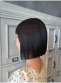 切りっぱなしのライン×重めバング◎ミニマルな暗髪ボブ/艶感