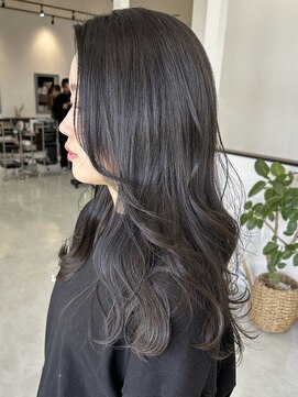 エミュ(emu.) トーンダウンにもおすすめ◎やわらか透明感グレージュ