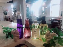 ヘアメイクアンドスパ エステ カエル(Hair make&SPA Kaeru)の雰囲気（施術中　隣のお客様と目線が合わない贅沢な配置　豊富な雑誌漫画）