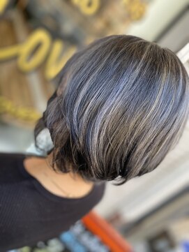 ラビス クローバー(Lovis clover) ブルーブラック シルバー モテ髪 セクションカラー