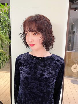 ホロ(hollo) ボブウルフレイヤーくるくるパーマ暖色ピンクボブ