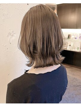 ティーシェル(TIECHEL) 小顔イメチェン、ブルーグレージュカラーくびれレイヤーボブ