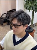 緩めパーマのソフトツイスパサイドパート[メンズ/池袋東口駅前]