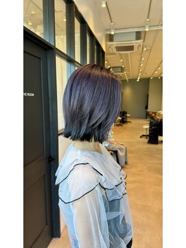 アヴェリー(avely) 切りっぱなし/切りっぱなしボブ/外はねレイヤーカット/頭浸浴