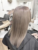 フッタ(Futta)&nbsp;ミディアムスタイル【イルミナカラー】【カット】【西武新宿駅】