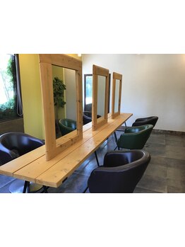 居心地の良さを感じて頂ける店内で、髪の相談もしやすいと人気サロンです♪